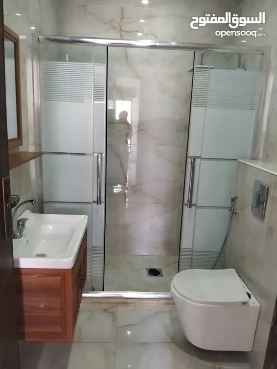 شقة سكنية الياسمين -عمارة القيسي - تبعد عن تاج مول دقيقتين - إيجار سنوي لعرسان جدد أو عائلة صغيرة -