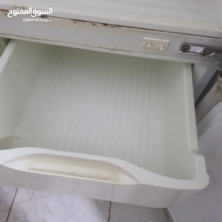 ثلاجة و مكنسه و تلفزيون للبيع