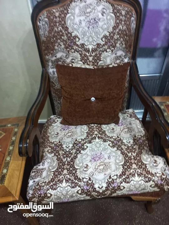 طقم كنب  جديد للبيع مع طاولات  خشب زان  وسجادة