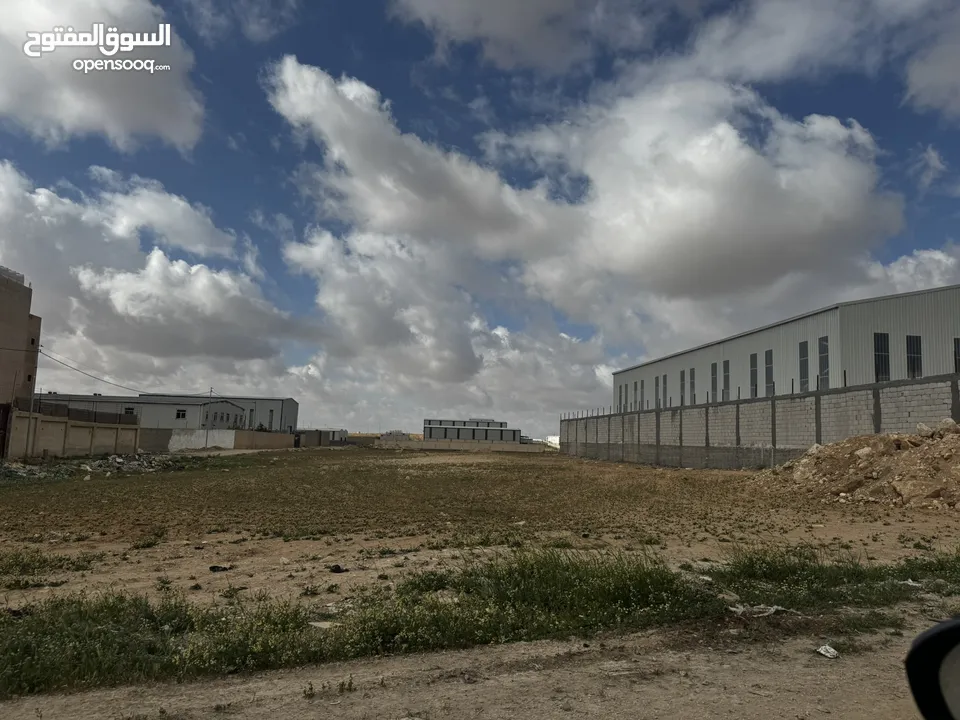 أرض للأيجار أو الاستثمار تصلح لبناء هنجر و مستودعات او كراج شاحنات خلف مقبرة المسيحية قرب الترخيص