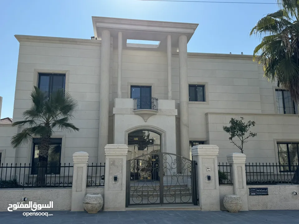 فيلا مميزة شبه قصر في اجمل مواقع عبدون بالقرب من السفارة الاميركية