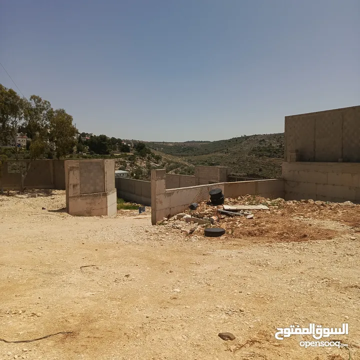 للبيع في عابود شاليه مساحة واسعة