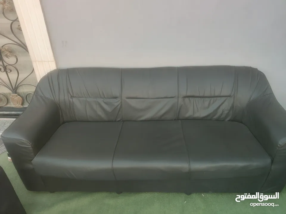 طقم كنب جلد للبيع بخاله ممتازه جدا
