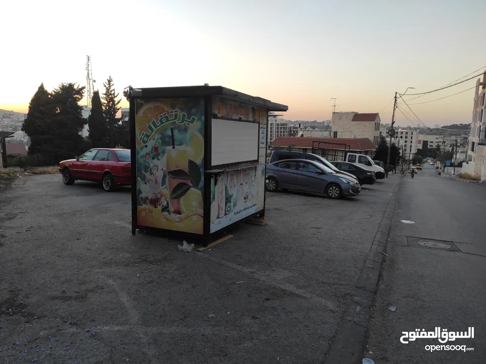 كشك للبيع وضع ممتاز جدا  جاهز للعمل  يمكن رفعه في ونش  مع غاز وعصارة برتقال