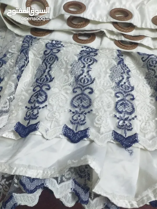 للبيع مستعجل برادي 3 قطع ازرق مخمل ومعرق لشباك مقاسها بالاعلان برداية معرقة 3قطعة بيصير لشباكين ثقال