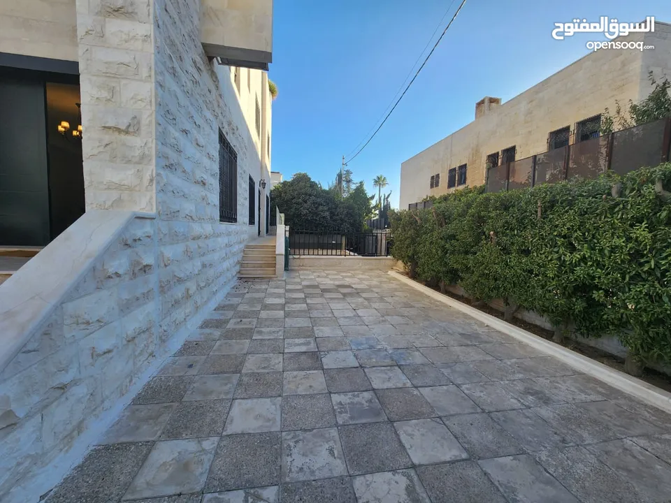 فيلا متلاصقة فارغة في عبدون للبيع أو للإيجار  ref : 14341