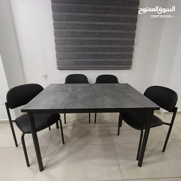 طاولة مع أربع كراسي بجودة عاليه للبيع