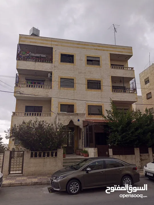 شقة أرضية معلقة في شارع الجامعة بالقرب من الجامعة الأردنية ومستشفى الجامعة