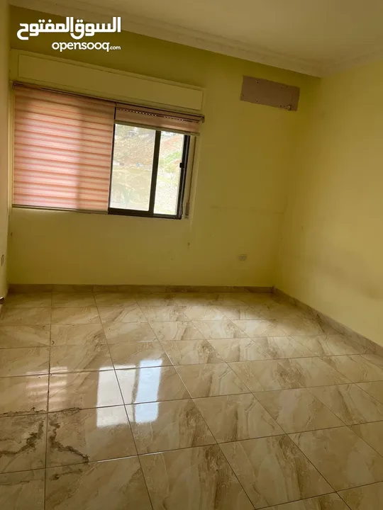 شقة سكنية للبيع طابق اول مساحة 150 متر في منطقة طبربور خلف ليالي الشرق و خلف بيت معان في شارع الحج
