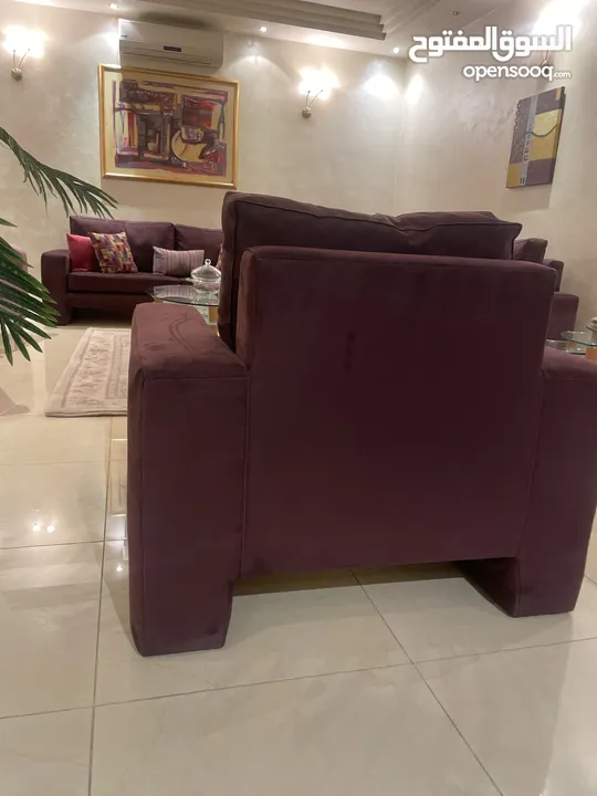 طقم كنب ضيوف فخم  المصدر الاساسي elite   البيع مع الطاولات واللوحات و السجادة والبرداي