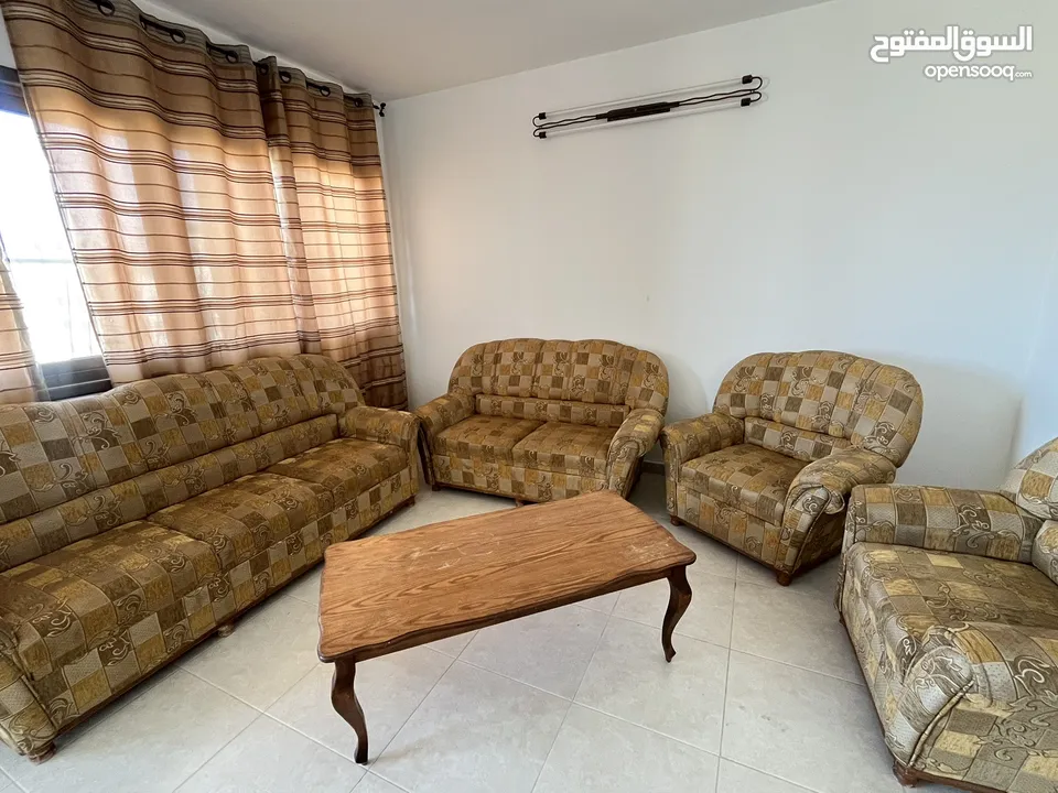 طقم كنب 4 قطع مع الطاولة  (قابل للتنجيد و لكن ليس عن طريقنا)