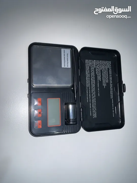 ميزان صغير جديد و مميز معو ملقط ووزن 50g.