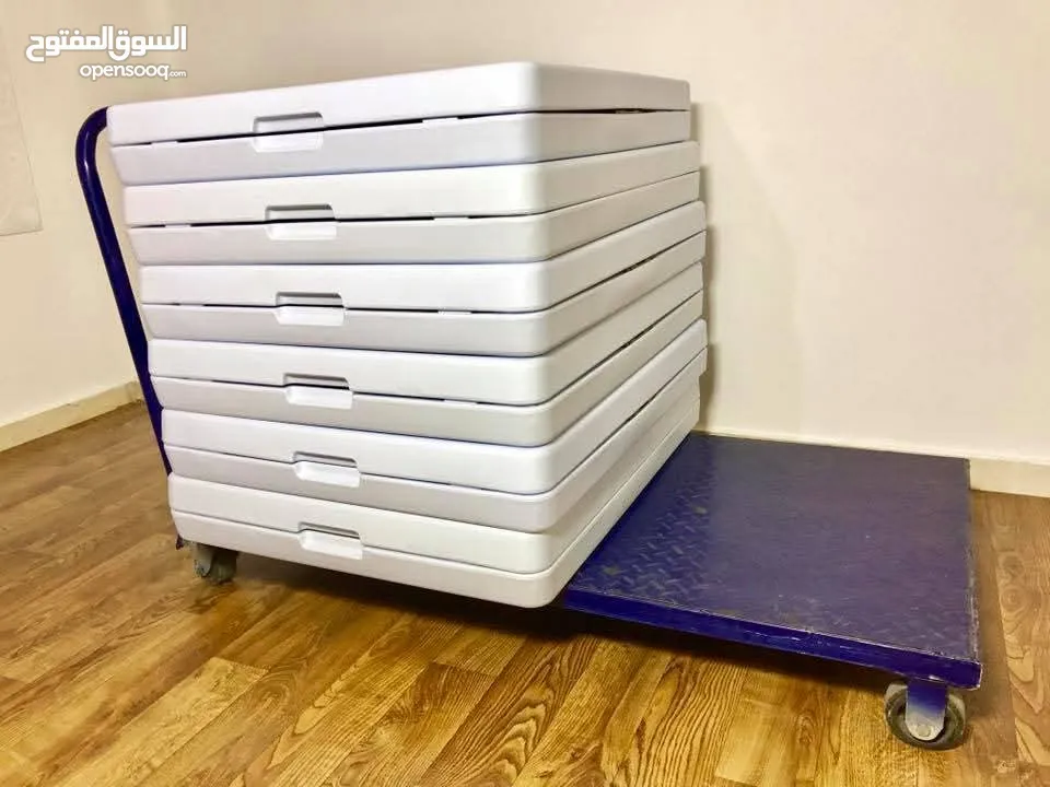 طاولات وكراسي طوي بتزبط للرحل والعزايم الكبيرة