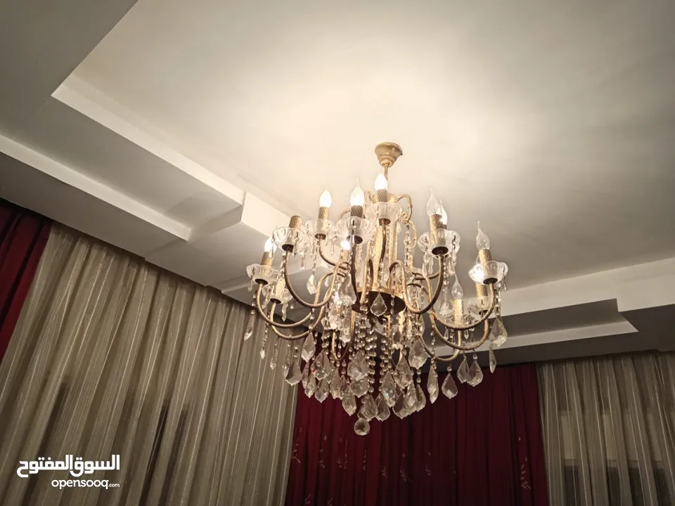 ثريات>مراية>طربيزات>لوحات>تحف وغيرها بحالة ممتازة