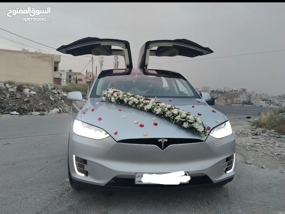 تيسلا جيب للأيجار شهري يومي لونيين ابيض وخمري جيب بسعر مغري واسعة من الداخل مارسيدس جي لاند كروز كشف