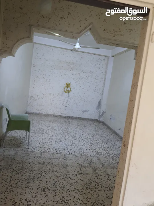 عمارة مكونه من طابقين وساحه خارجيه للبيع