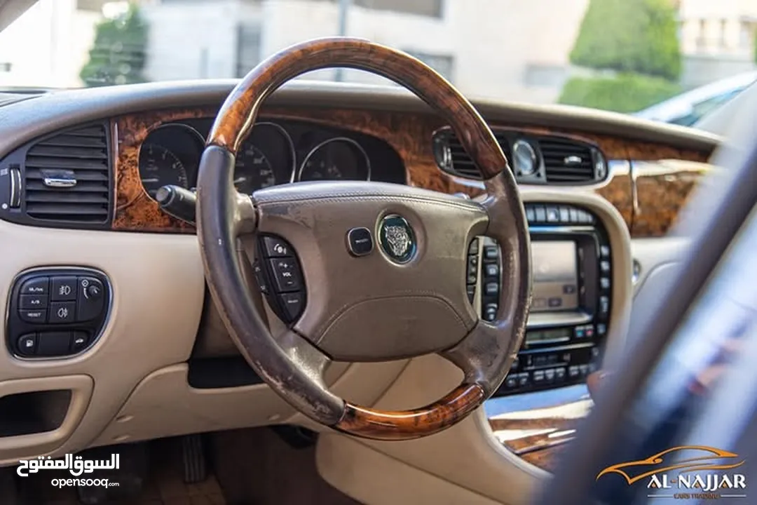 Jaguar Xj8 2005  السيارة مميزة جدا