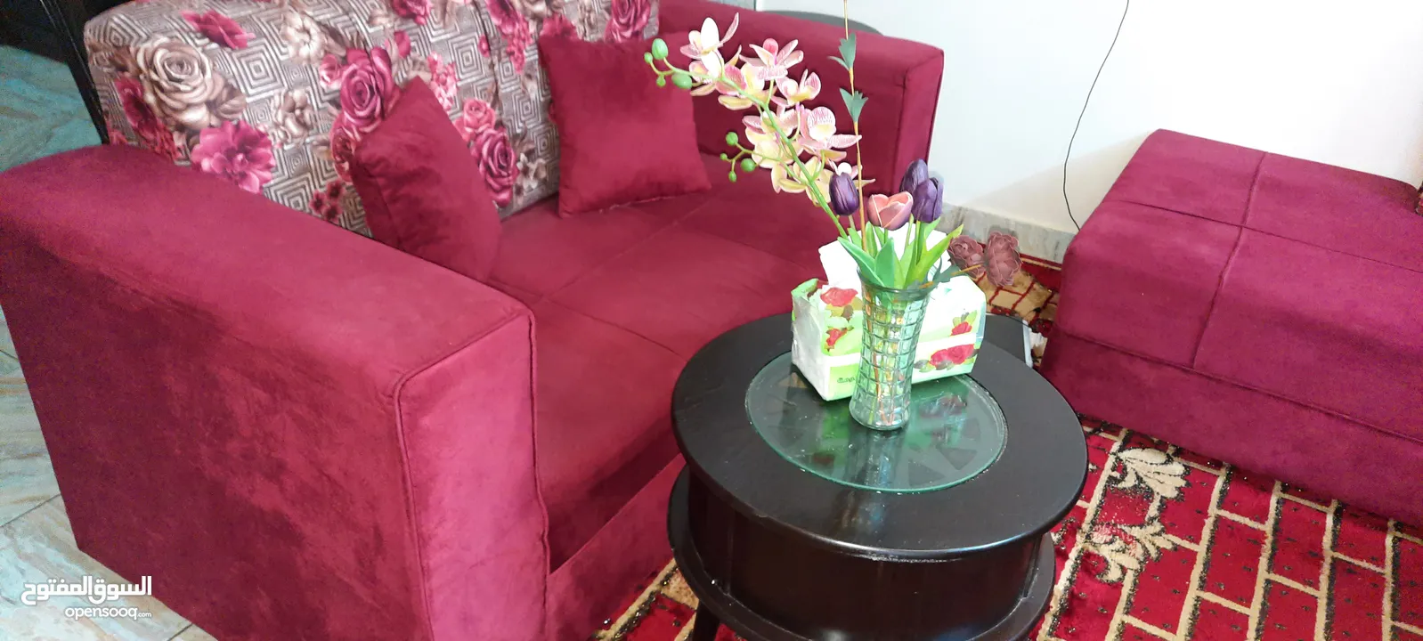 كنب كورنر صالون لون خمري مع طربيزات وطاوله وسط وطاولة شاشه تفصيل