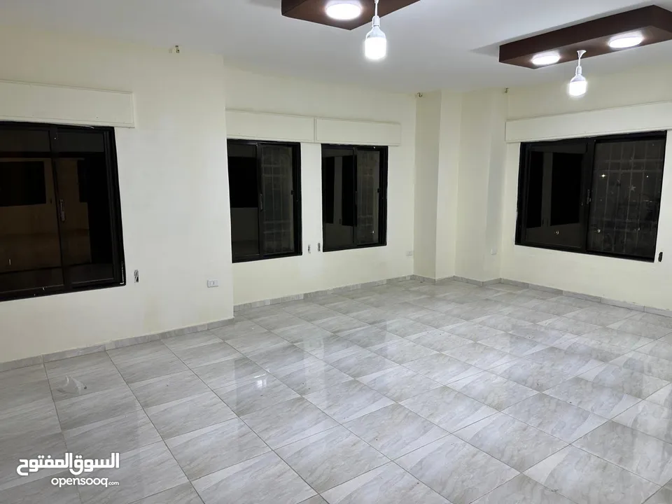 شقة طابقية طابق اول 3 غرف نوم 3 صالات 3 حمامات نظيفة جداً البناء 5 سنوات  الحي الشرقي قرب حديقة تونس