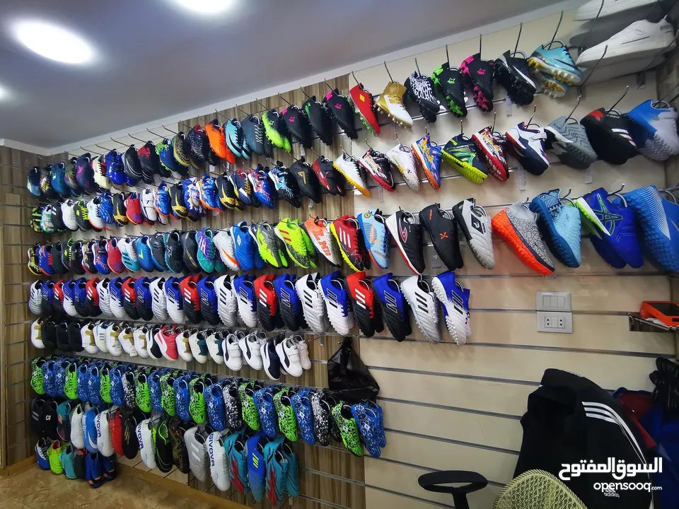 محل أحذيه بكامل الديكور والمعدات والأحذيه