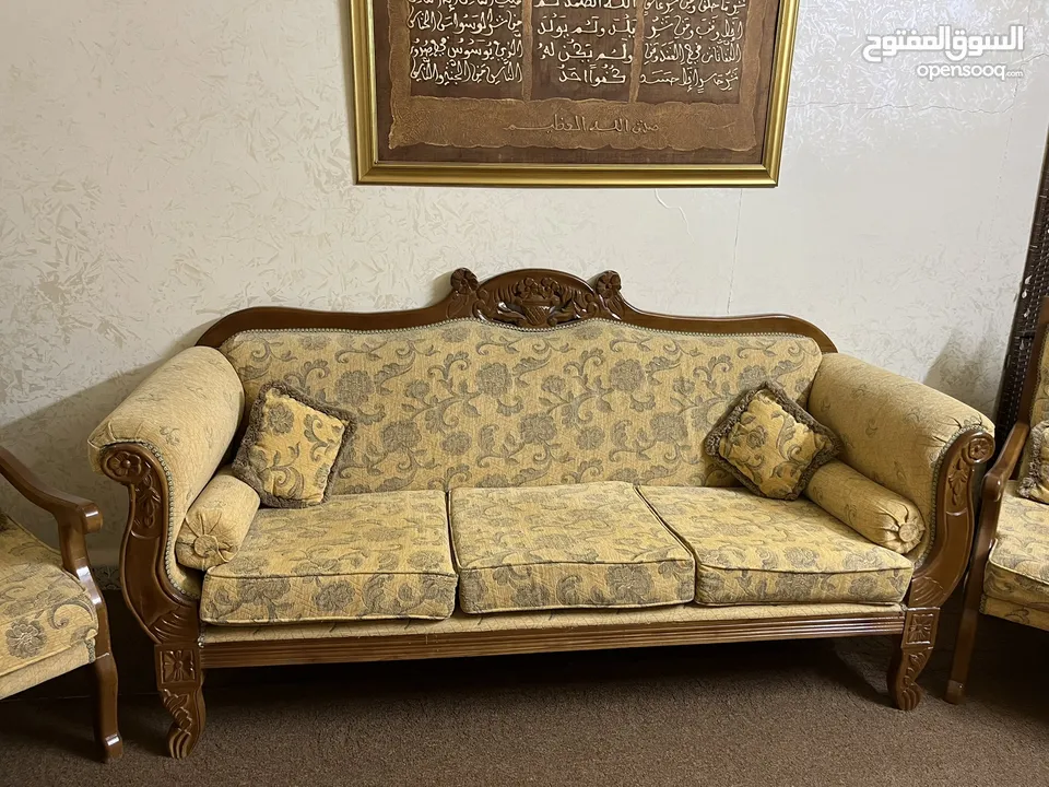 طقم كنب ضيافة تفصيل خشب ممتاز – بحالة ممتازة