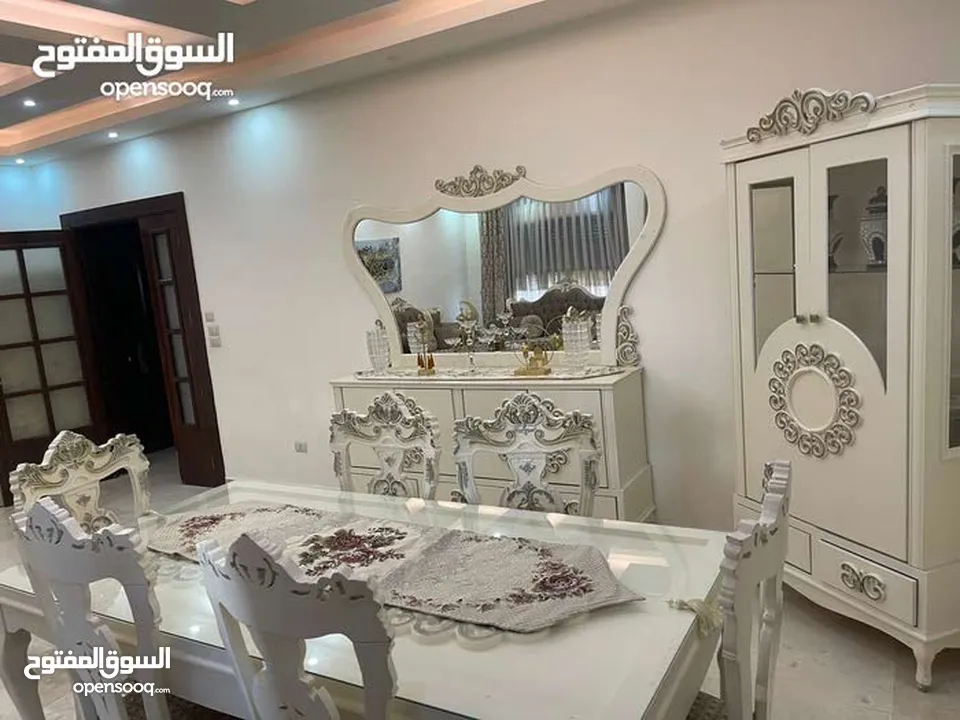 طقم كنب 7 مقاعد ، نيو كلاسيك مع طقم طاولات ، وغرفة سفرة فرنسي مع فضية وملحق ومراي ، بحالة ممتازة جدا