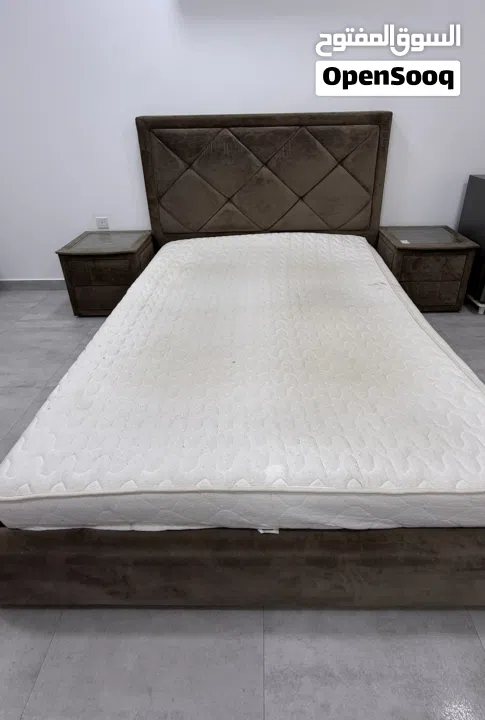 طقم اثاث غرفه نوم عباره عن سرير بو نفرين بـ الماترس و طاوله جانبيه العدد 2