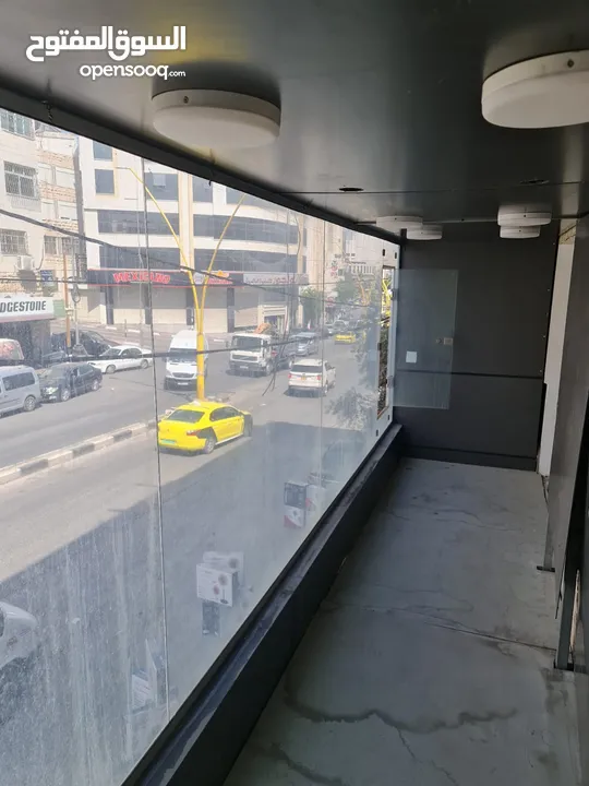 محل تجاري جاهز للايجار بالقرب من وسط البلد في مدينة الخليل مع واجهة على الشارع الرئيسي