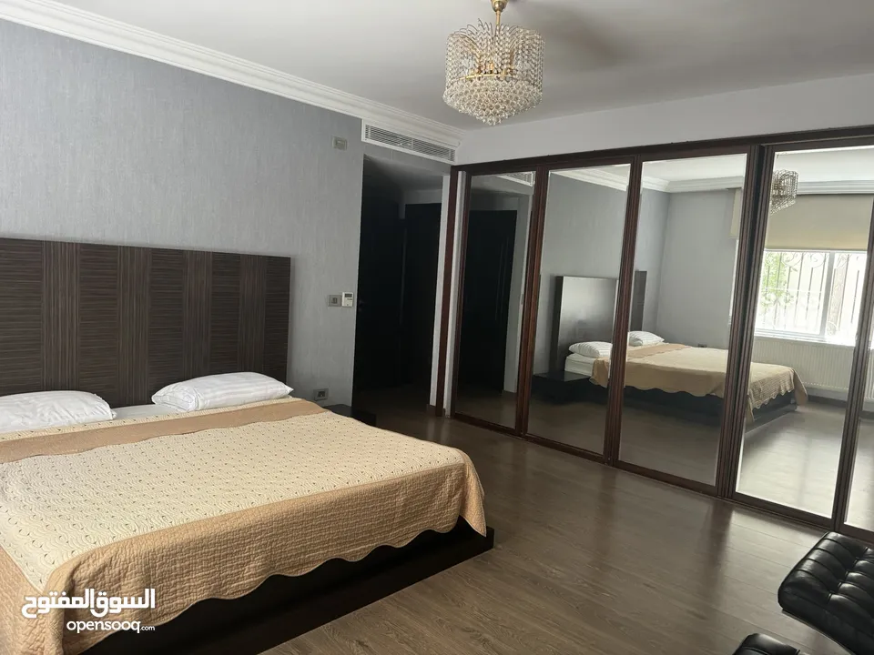 شقة ارضية طابقية بمساحة 399 متر2