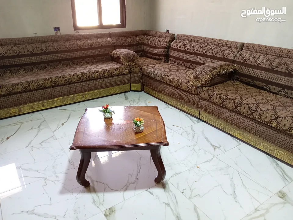 طقم تفصيل 20 مقعد بحالة الوكاله فرش متحرك  مع طاوله وسط  الموقع اربد