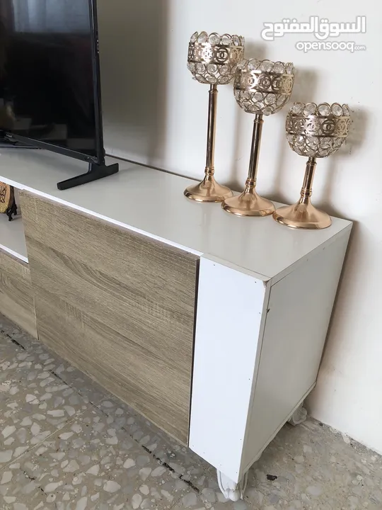 طاولة صالة بالون ابيض و خشبي مع تصميم يناسب جميع الديكورات يمتاز بسهولة التنظيف و يحتوي على خزانتين