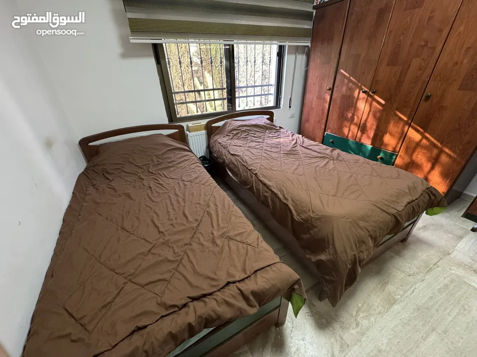 غرفة نوم شبابية سريرين للبيع بحالة جيدة