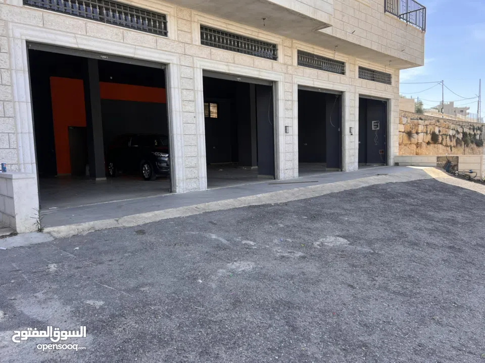 محلات تجاريه على الشارع الرئيسي عدد7   محلات4  اوثلاث محلات  كهرباء 3 فاز  يوجد مستودعات نفس العماره