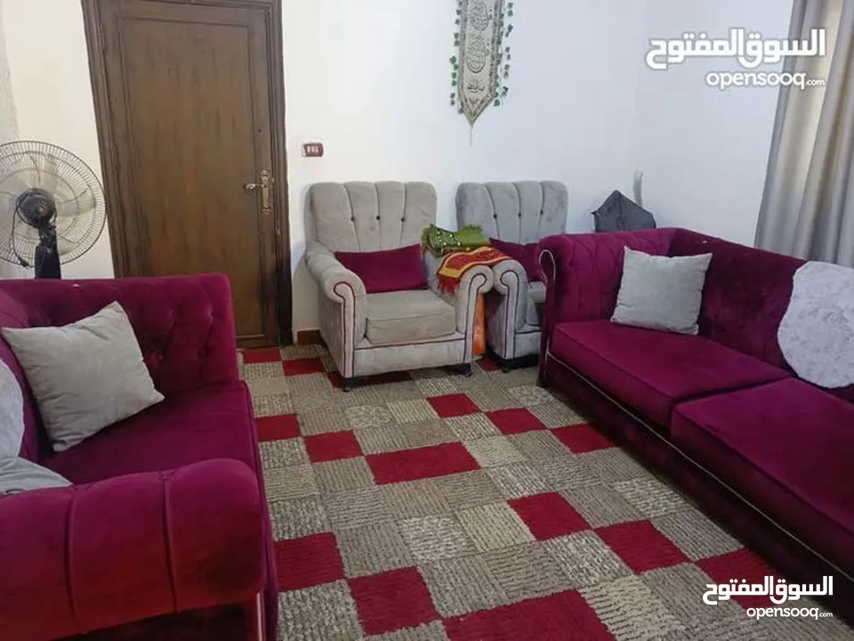 طقم كنب شبه جديد استعمال بسيط +طقم طاولات مجانا مع الكنب