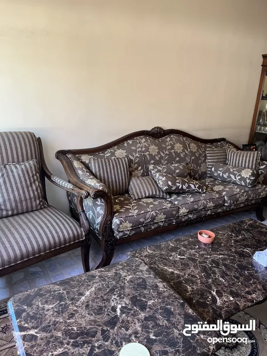 ‏طقم كنب كلاسك رخام للبيع بحالة ممتازة