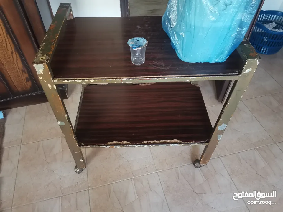 خزانة كبيرة وطاولة ومراية وحوض سمك مع عدته كاملة