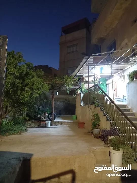 منزل مستقل ثلاثة طوابق  موقع مميز في ماركا الشمالية حي العبدلات