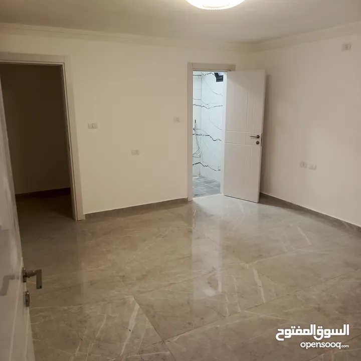 للبيع في عابود شاليه مساحة واسعة