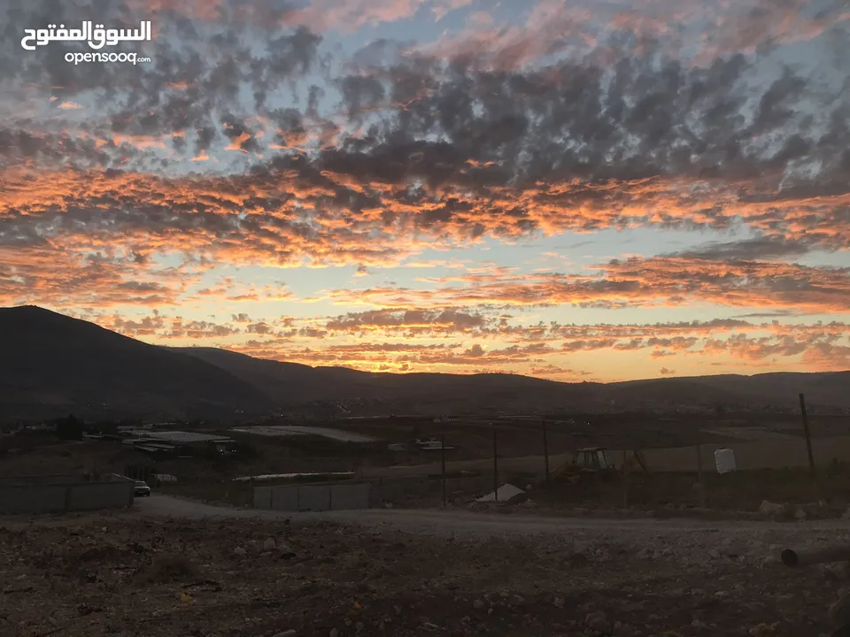 ارض للبيع في النصارية مطلة على جميع الجهات ما بسكر عليها حدا وصحية واصل مياه وكهرباء مع جدار جنوبي