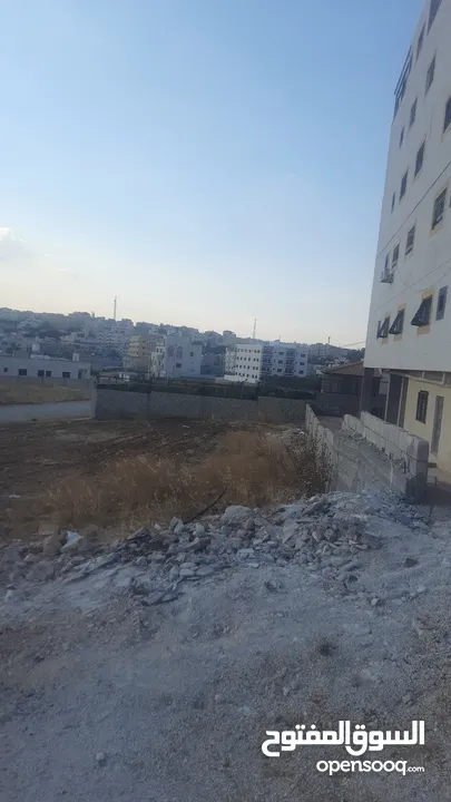 ارض للبيع في جاوا على شارع مادبا تقع على شارعين