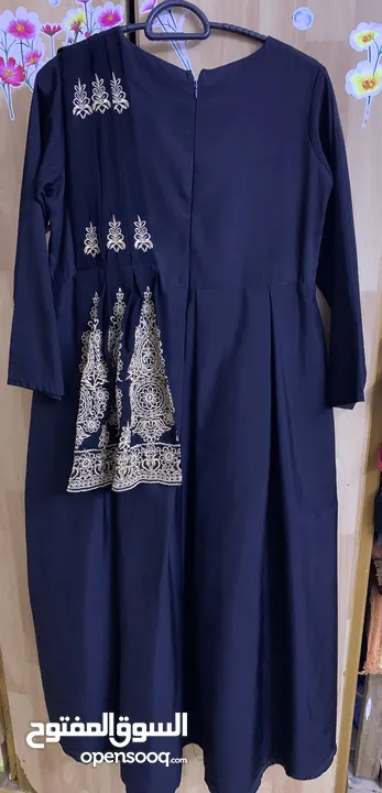 فستان اسود مع قطعة ذهبية مطرزه متصله عالجهتين