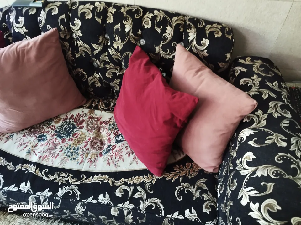 طاولة وسطية معدن وزحاج وتنين جانبيات خشب اسود ايكيا وسجلونتين ثلاثية  بتفتح بكس ثنائية وكرسين انتيكا