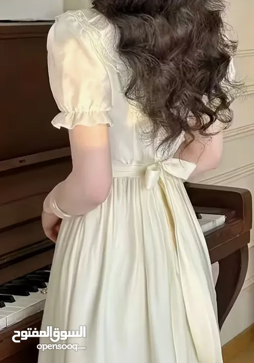 فستان فرنسي كلاسيكي برقبة مربعة
