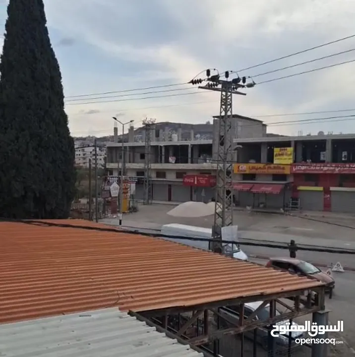 محلات للإيجار وطابق كامل مفتوح يصلح للبنوك والمعارض والجم ، الشارع الرئيسي، حوارة
