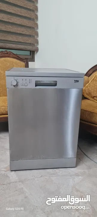 جلايه صحون وكاسات وطناجر وسكاكين وملاعق وغيرها