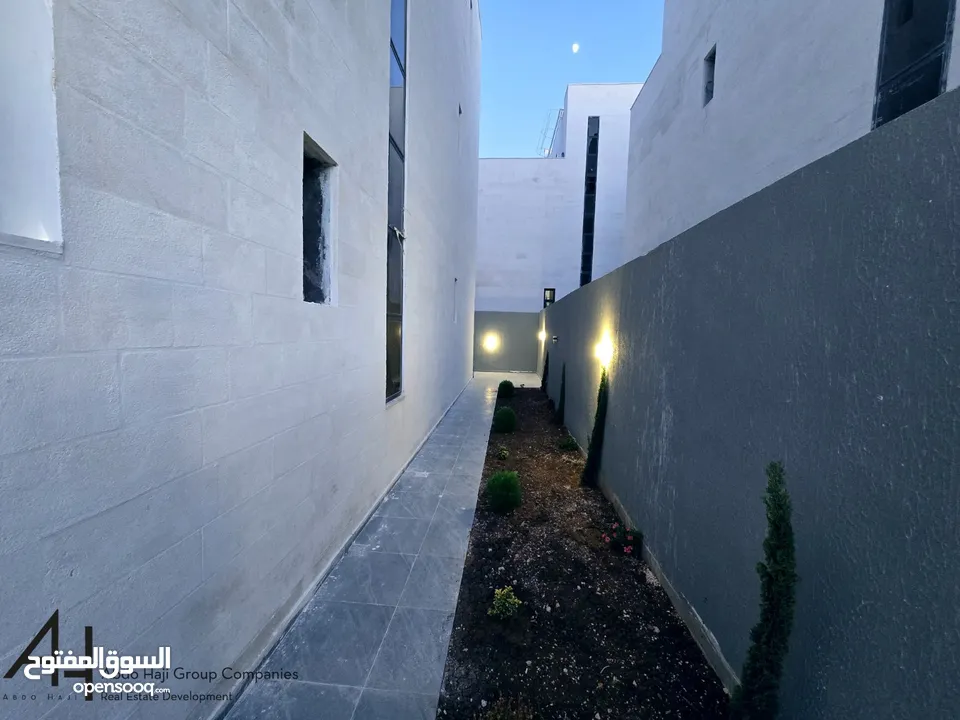 فيلا طابقين وروف للبيع الراهبات الورديه