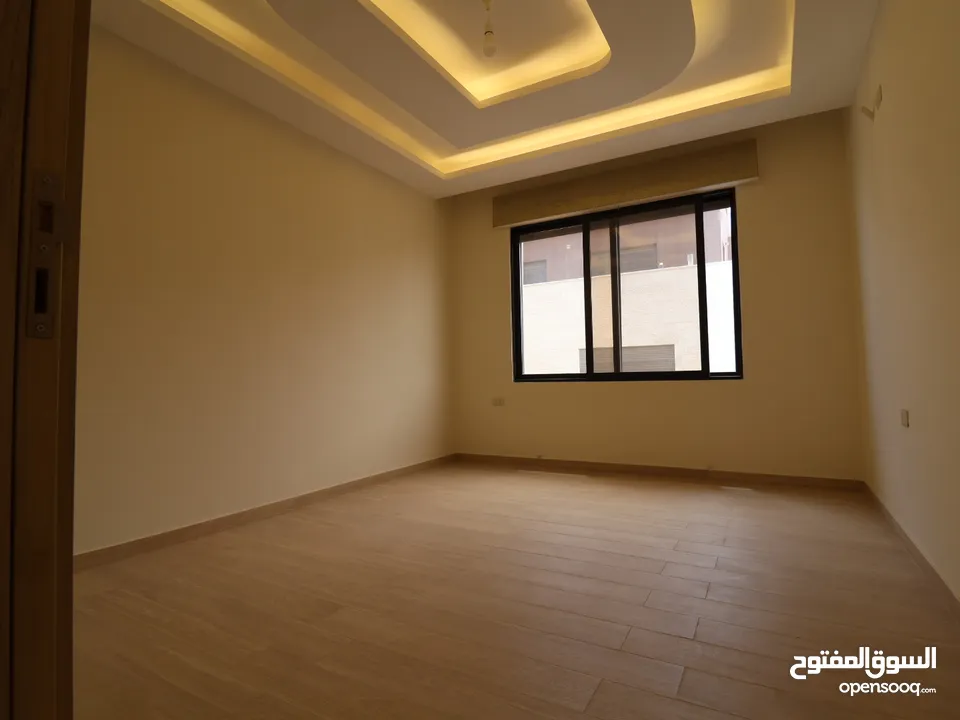 شقة طابق أخير مع روف (205م)داخلي (80م)ترس خارجي في أرقى مناطق ام حجير شفا بدران