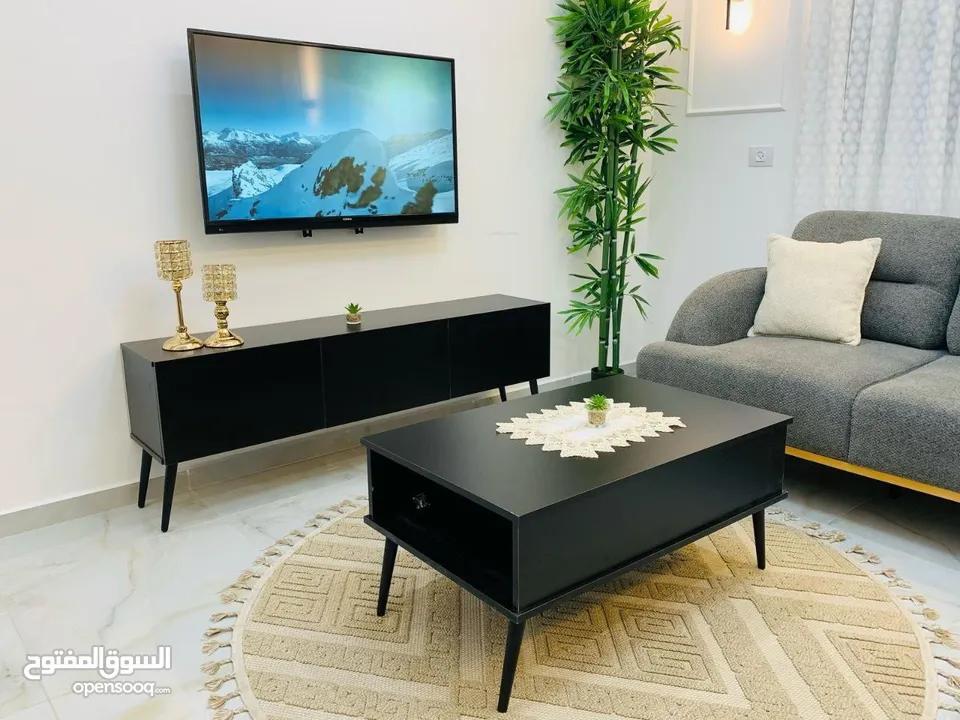 طقم مزنون بالوان جديده  مقاس  150 سم بعرض 30 سم ارتفاع 55  الطاوله 90 * 55 سم ارتفاع 45