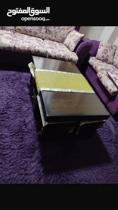 طقم كنب  و طاولة وسط و برداي و سجاد بحالة جيدة