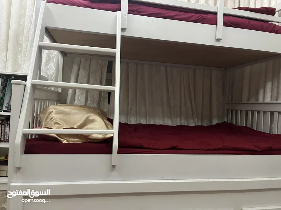 تخت ثلاث طوابق مستعمل في حالة جيدة